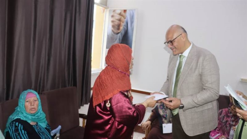 توزيع الهدايا على