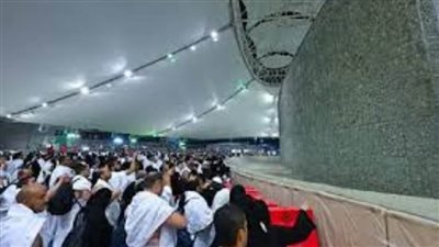 الحجاج يرمون الجمرات الثلاث بأول أيام التشريق