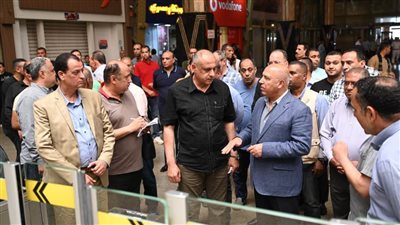 كامل الوزير يتفقد محطة مصر برمسيس ومترو الشهداء لمتابعة انتظام العمل