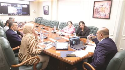 وزير العمل يبحث مع وفد من 