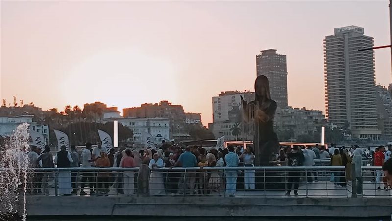 عدد من المصريون يتنزهون