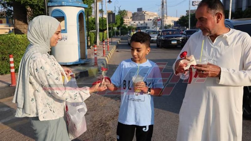 توزيع الورود وهدايا