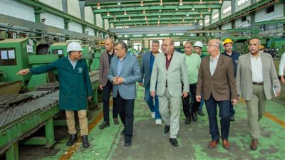 وزير الإنتاج الحربي يتابع مراحل التصنيع بمصنع 99 الحربي
