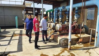 إصلاح كسر مفاجئ بخط المياه الرئيسي بقرية منية مسير وضخ المياه تدريجيًا للمناطق المتأثرة