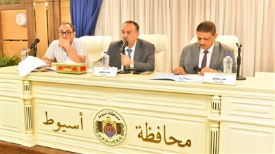 محافظ أسيوط يوجه بتكثيف الجهود لتطوير الخدمات وتعظيم الاستفادة من الأصول