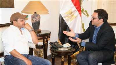 وزير الثقافة يلتقي الفنان محمد هنيدي لبحث تقديم عروض مسرحية بالمحافظات