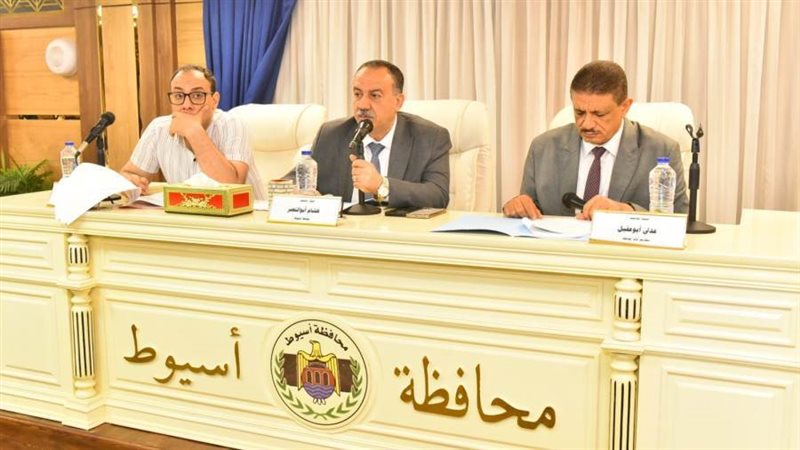 محافظ أسيوط خلال