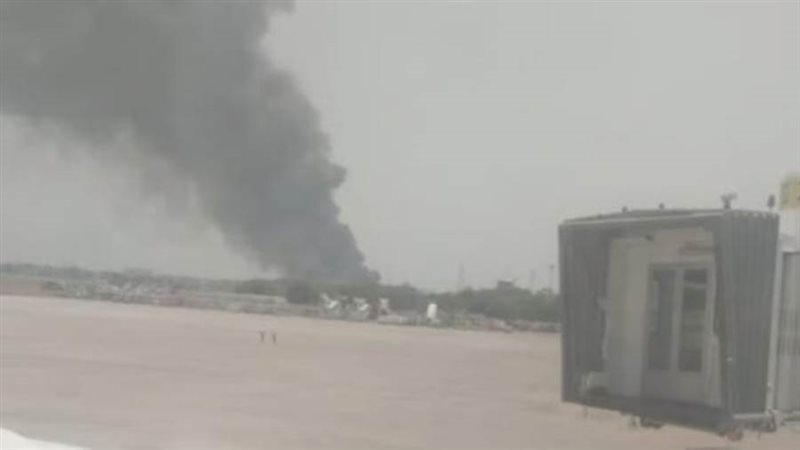 تصاعد الدخان من الطائرة