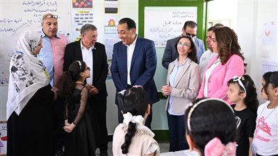 رئيس الوزراء يتفقد مدرسة رزق درويش الابتدائية بزاوية صقر ويستمع لشرح إحدى الطالبات لتفاصيل البرنامج الصيفي 