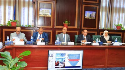 رئيس جامعة دمنهور يترأس اجتماع لجنة اختيار عميد كلية التربية