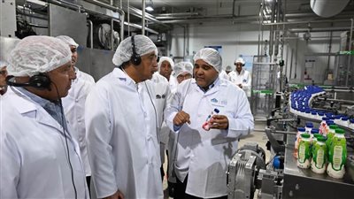 خلال زيارته للبحيرة رئيس الوزراء يتفقد مصنع شركة 