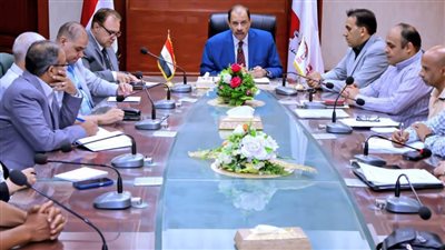 محافظ سوهاج يعقد اجتماعًا موسعًا لبحث الموقف التنفيذي لعدد من المشروعات