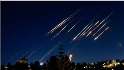 عاجل..إعلام إيراني: عشرات الصواريخ تتساقط على مناطق عدة في إسرائيل