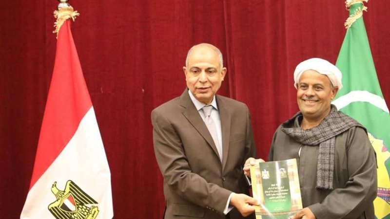 محافظ المنيا يسلم