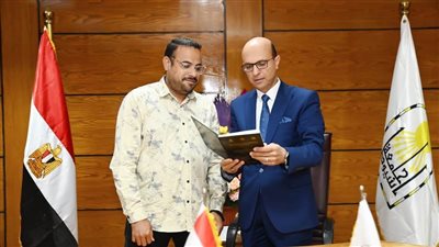 رئيس جامعة أسيوط يتسلّم رسالة ماجستير للباحث محمود عجمي حول التربية الإعلامية