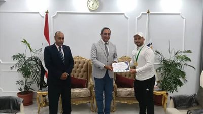 محافظ قنا يكرم بطل العالم في الووشو كونغ فو تقديرًا لإنجازاته الدولية