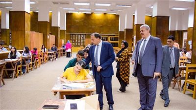 رئيس جامعة بني سويف يتفقد أعمال امتحانات الفصل الدراسي الثاني بكلية التجارة
