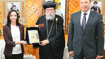 محافظ البحيرة ومدير الأمن يقدمان التهنئة للأنبا إيلاريون لتجليسه أسقفًا للإيبارشية وتوابعها