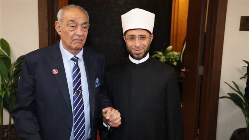 وزير الأوقاف مع احد