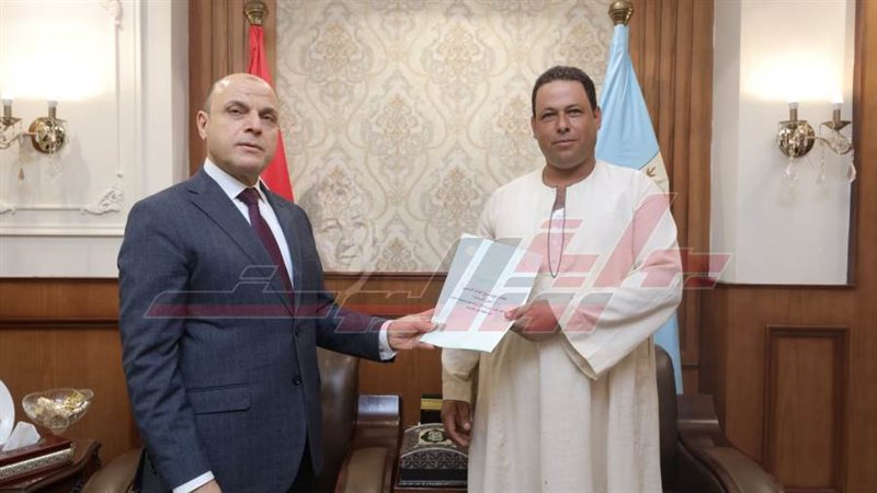 تسليم العقود