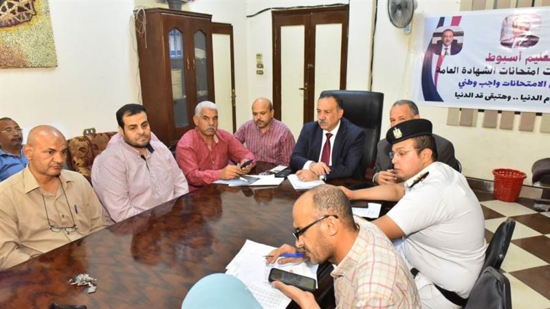 محافظ أسيوط بغرفة