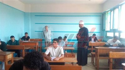 شهاوي: يتفقد سير لجان امتحانات الثانوية الأزهرية من لجان معاهد سيدي سالم