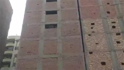 سكان برج اللوتس المائل بالقوصية أسيوط يطالبون بانتداب لجنة من كلية الهندسة لتقييمه