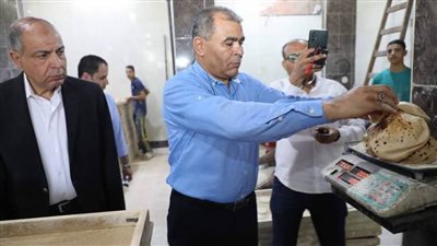 محافظ المنيا يقود حملة مفاجئة على المخابز البلدية للاطمئنان على جودة الخبز وحصص الدقيق المنصرف