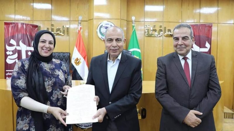 محافظ المنيا يسلم