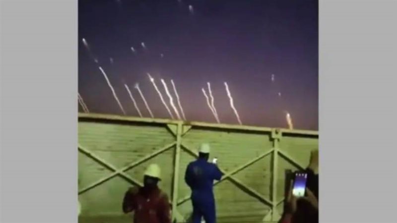 عمال صينيون يصورون