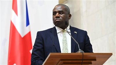 وزير خارجية بريطانيا: نعمل على تنظيم رحلات طيران لإجلاء رعايانا من إسرائيل