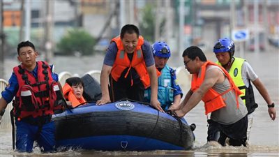 عمال الإنقاذ يستخدمون قوارب مطاطية لإجلاء الأشخاص بعد أن غمرت الفيضانات جنوب الصين