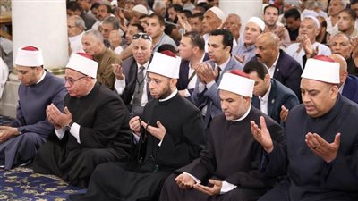 وزير الأوقاف يؤدي صلاة الجمعة بمسجد السيدة زينب 