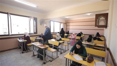 وكيل الأزهر يتفقد لجان معاهد العبور في امتحان الكيمياء.. ويطمئن الطلاب على مادة الفيزياء
