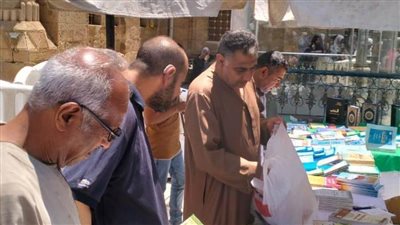 إقبال على معرض إصدارات الأوقاف بمسجد السيدة زينب 