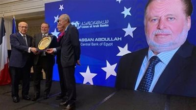 محافظ البنك المركزي المصري يتسلم جائزة محافظ العام 2025 من اتحاد المصارف العربية