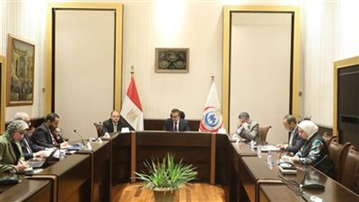  وزير الصحة يناقش مع هيئتي الدواء والشراء الموحد آليات ضمان كفاءة الإمداد الدوائي