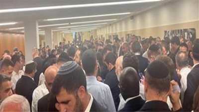 نواب الكنيست يهرعون إلى الملاجئ بعد إطلاق صافرات الإنذار إثر هجوم صاروخي إيراني