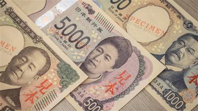 الين الياباني يهبط لأدنى مستوى في 6 أسابيع بعد الهجوم الأمريكي على إيران