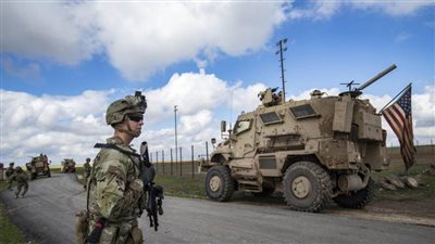 عاجل.. مجهولون يهاجمون قاعدة عسكرية أمريكية في سوريا 