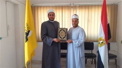 تكريم أمام مسجد بالعريش لموقف إنساني بأحد المصلين 