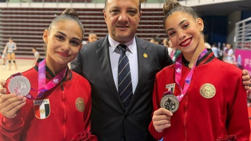 إيهاب أمين مع بطلات