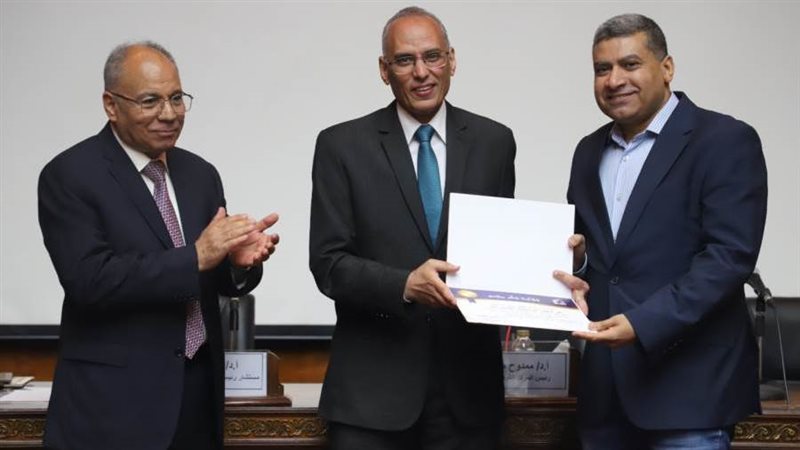 خلال تكريم علماء