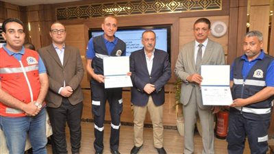 محافظ أسيوط يكرم مسعفًا وسائقًا بهيئة الإسعاف لردهما مبلغًا ماليًا عثرا عليه أثناء أداء عملهما 