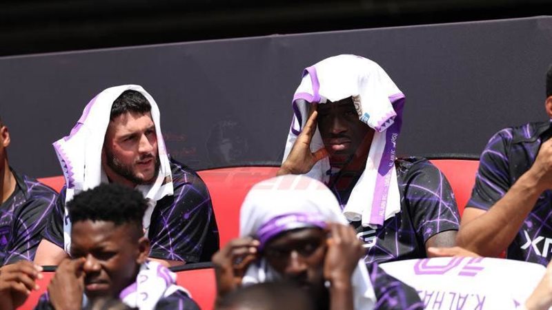 ملاعب مكشوفة وشمس