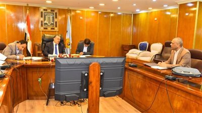 محافظ أسيوط يجري المقابلات الشخصية للمرشحين للدورات التدريبية بسقارة