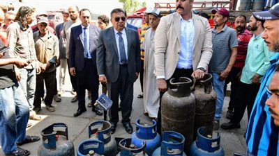 محافظ الدقهلية يكتشف تلاعبًا في أوزان أسطوانات الغاز بمحطة بسنديلة