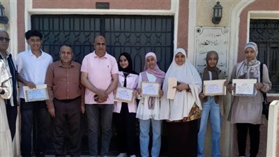 بحضور أولياء الأمور.. مدير سفاجا التعليمية يكرم أوائل الشهادة الإعدادية بسفاجا (صور) 