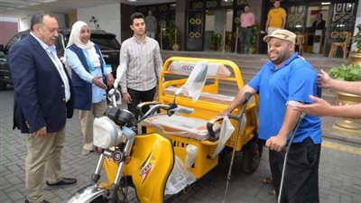 محافظ أسيوط يسلم تروسيكلا لشخص من ذوي الإعاقة تلبية لطلبه ومساعدته على أعباء المعيشة