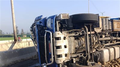 مصرع وأب وإصابة نجله في انقلاب تريللا بالدقهلية